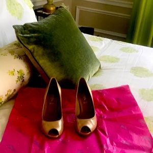 Stunning gold leather Carel Paris Pumps Size 37. Bought in Paris. Made in Italy.